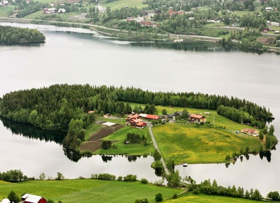 Vestoppland Fengsel, avd. Valdres ligg på Slidreøya ved Einangsundet i Slidrefjorden. Her er det open soning, med plass for 25 innsette. Våren 2009 vart Biblioteket Slidreøya opna, som ein filial under Vestre Slidre folkebibliotek. Biblioteket på Slidreøya skal vera "det normale rommet i fengselet". Her får dei innsettte tilgang til bøker, tidsskrift, musikk 